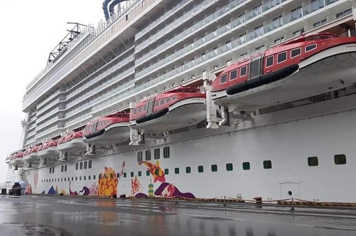 een groot cruiseschip dat in een dok ligt