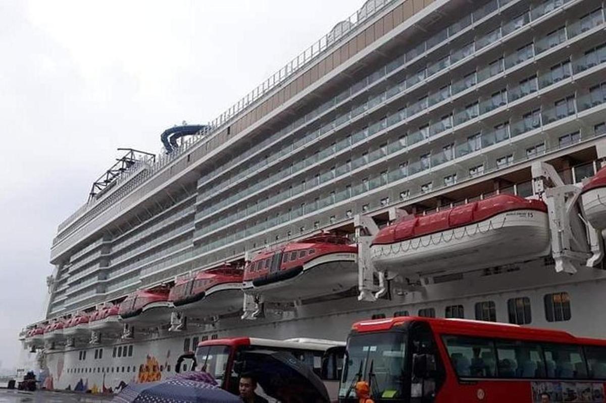 un gran creuer amb trens al costat