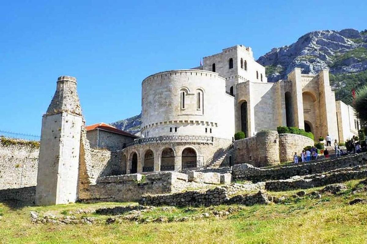 un edificio con due torri su una collina
