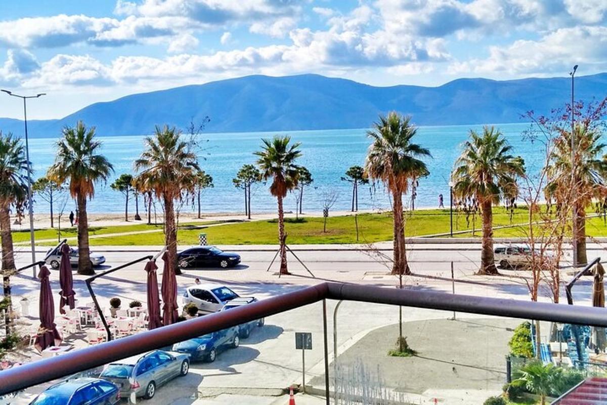 una vista di un parcheggio con palme e l'oceano