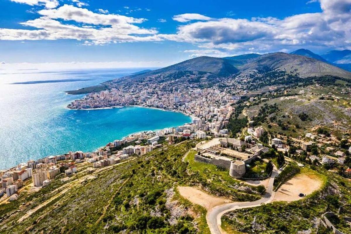 una vista aerea di una città vicino all'oceano