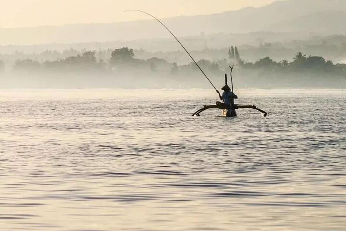 ένας άντρας στο νερό που ψαρεύει στο νερό