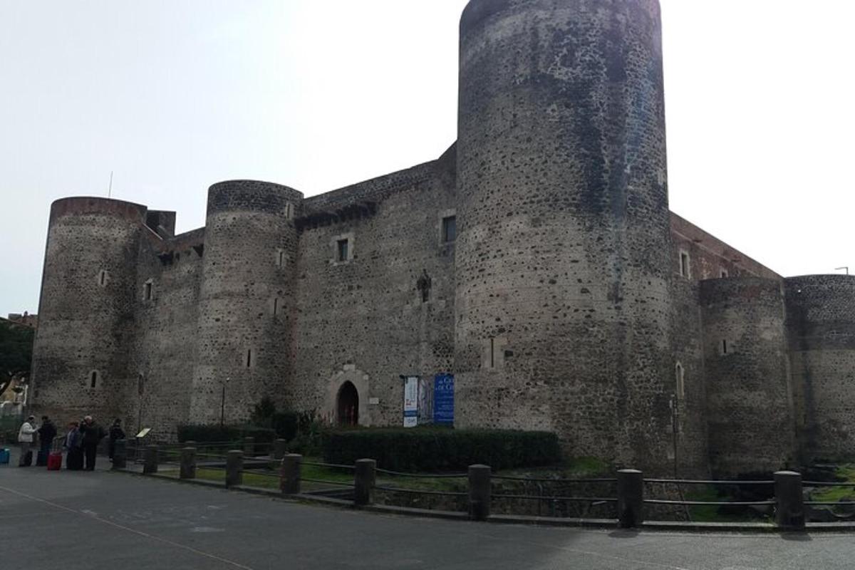 Un gran castillo con una torre en la cima.