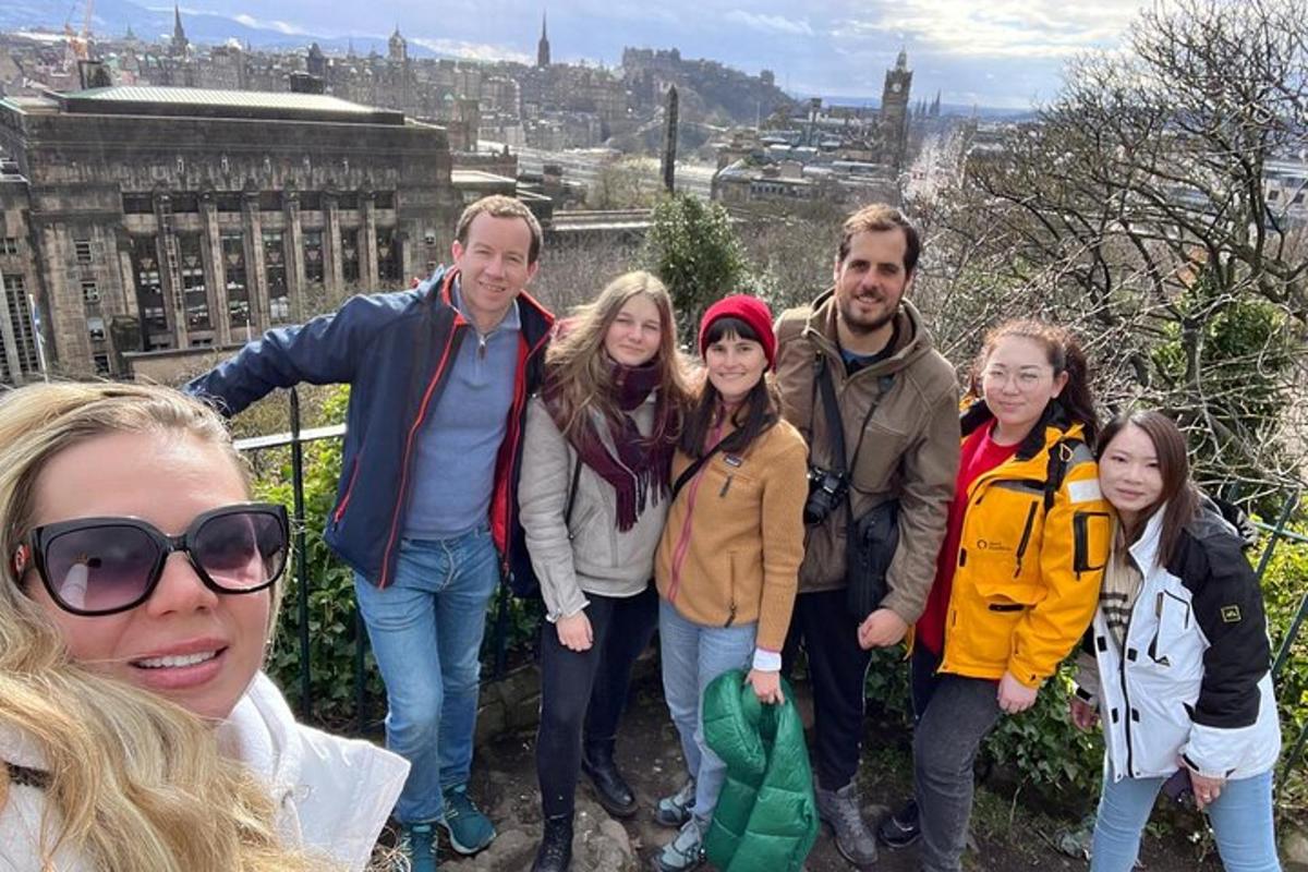 Un grupo de personas posando para una foto frente a una ciudad.