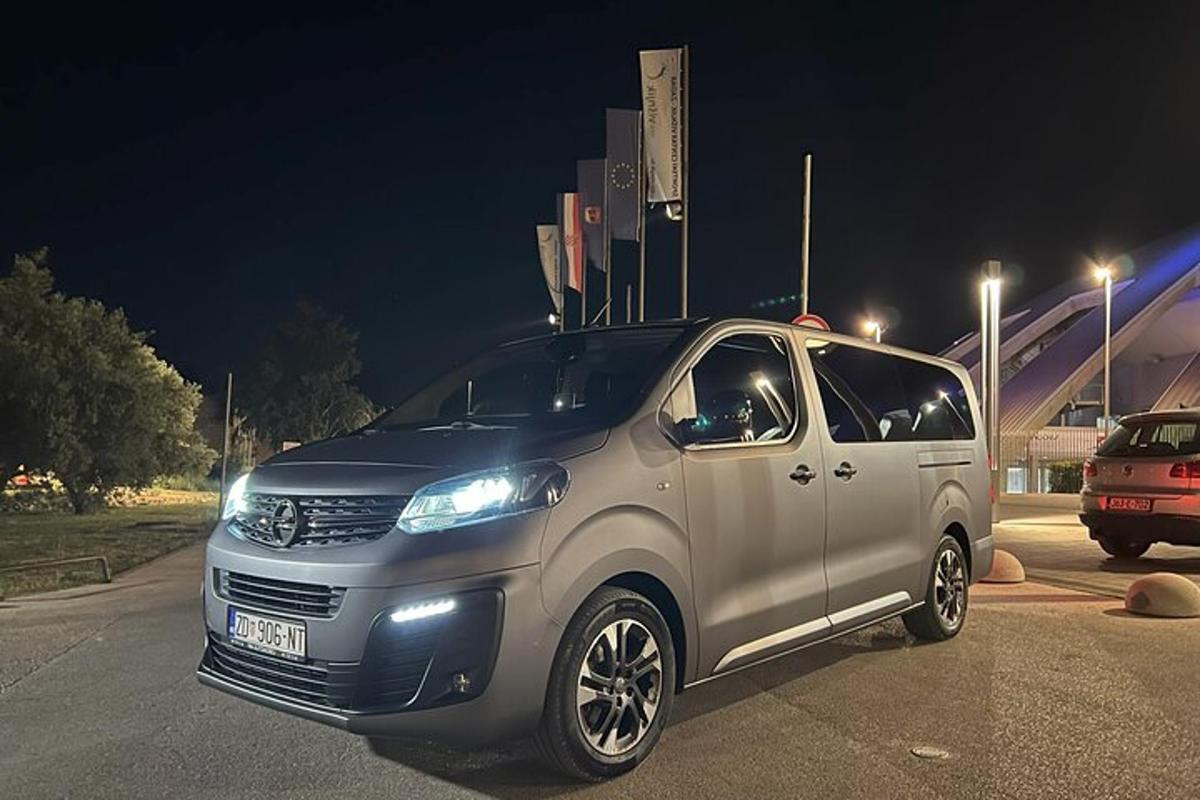 uma van prateada estacionada em um estacionamento à noite