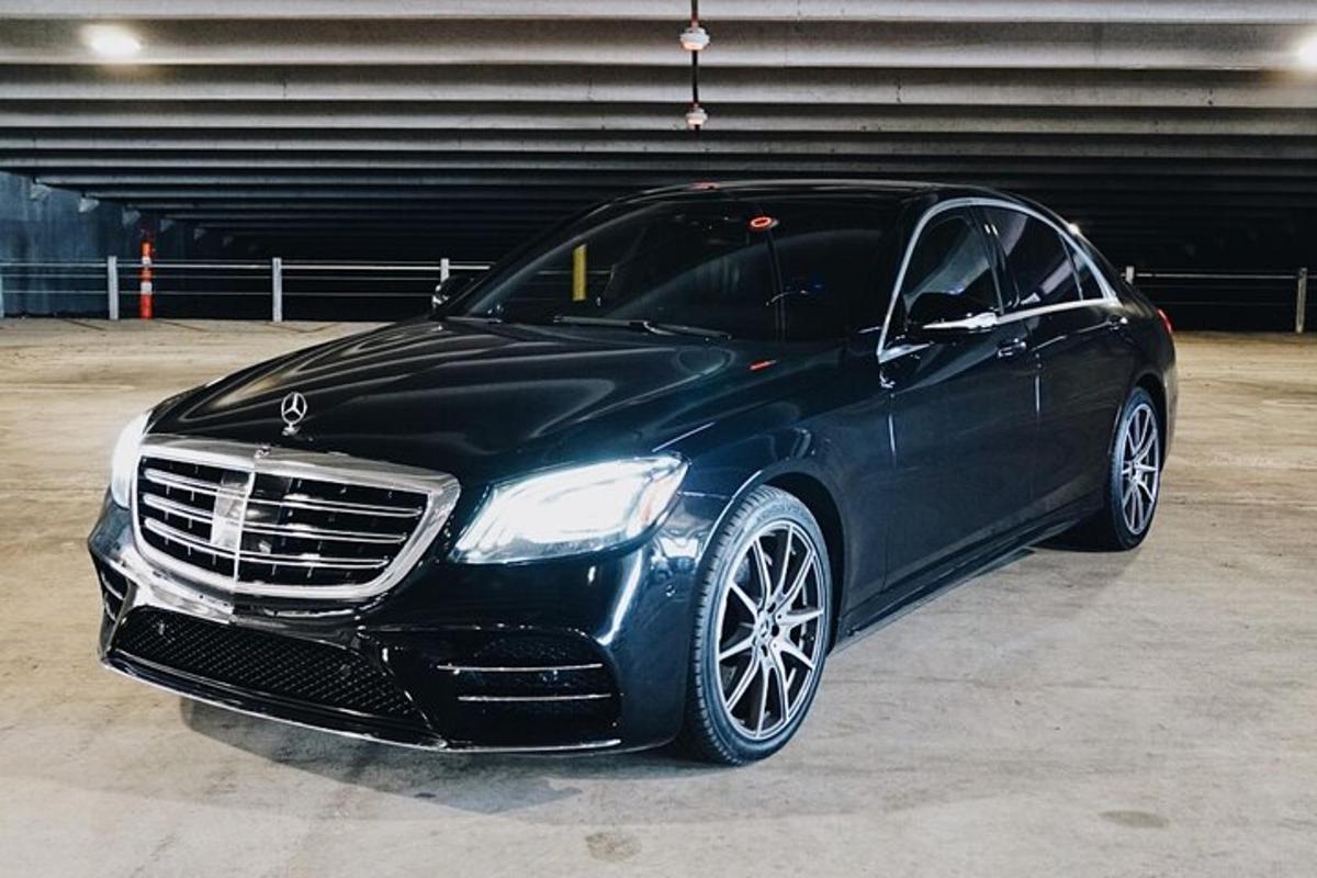 černé auto zaparkované v parkovací garáži