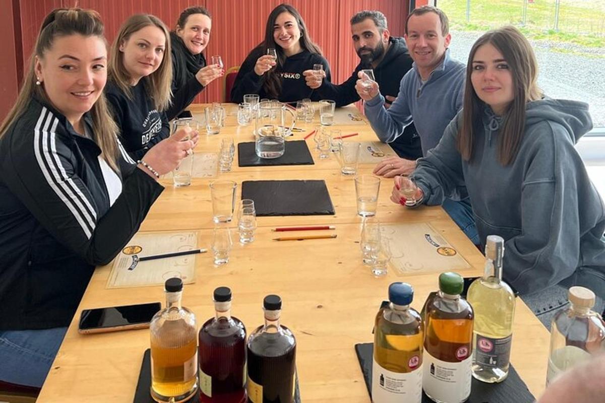 Un grupo de personas sentadas alrededor de una mesa con copas de vino.