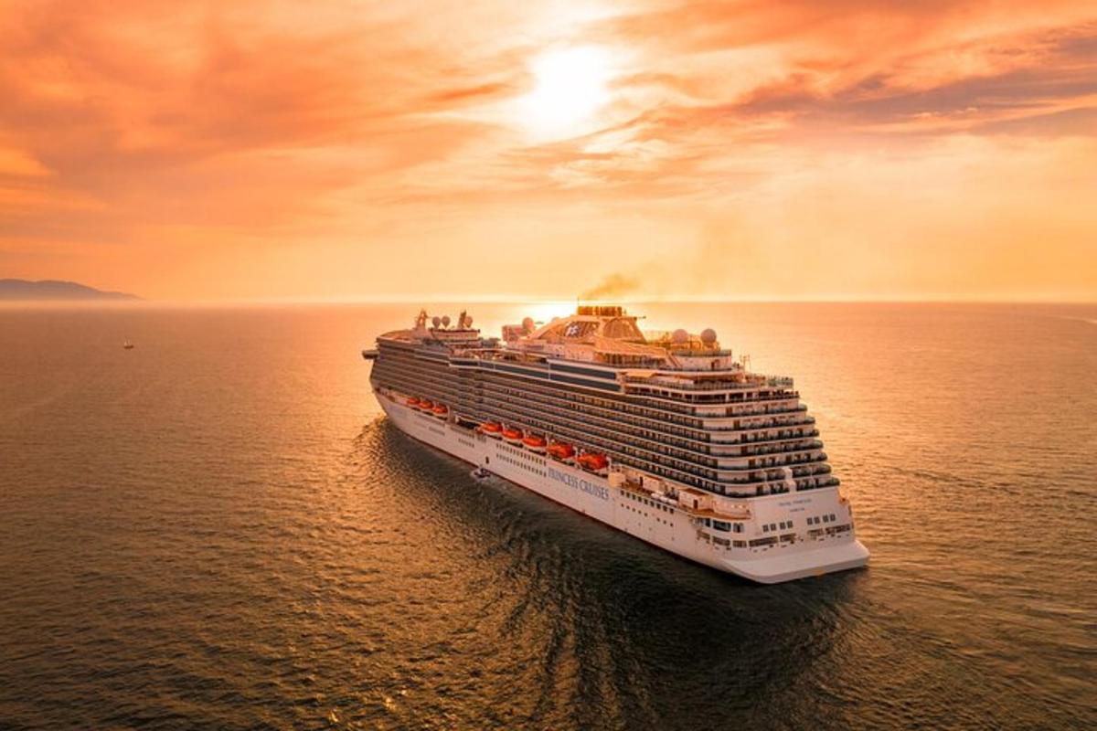 um navio de cruzeiro no oceano ao pôr do sol