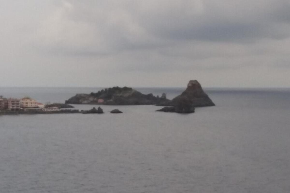 ένα μεγάλο υδάτινο σώμα με βράχους στο νερό