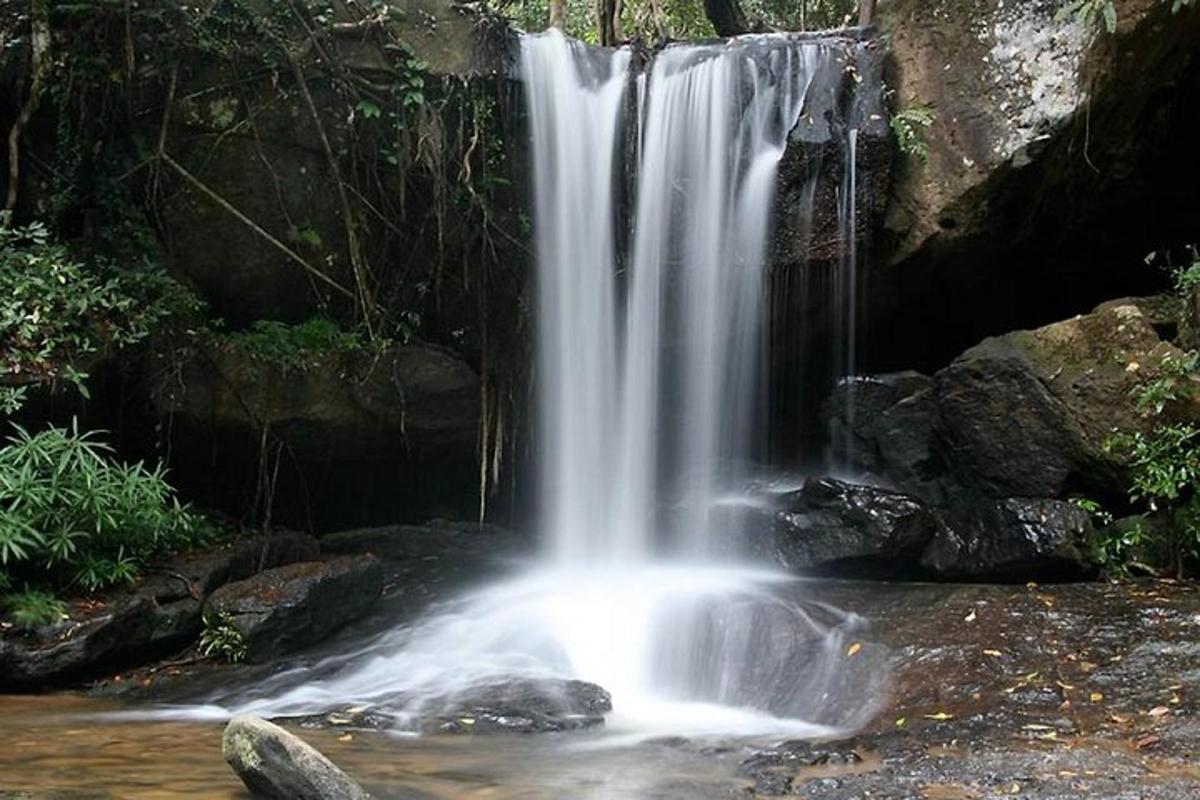 una cascada al mig d'un riu