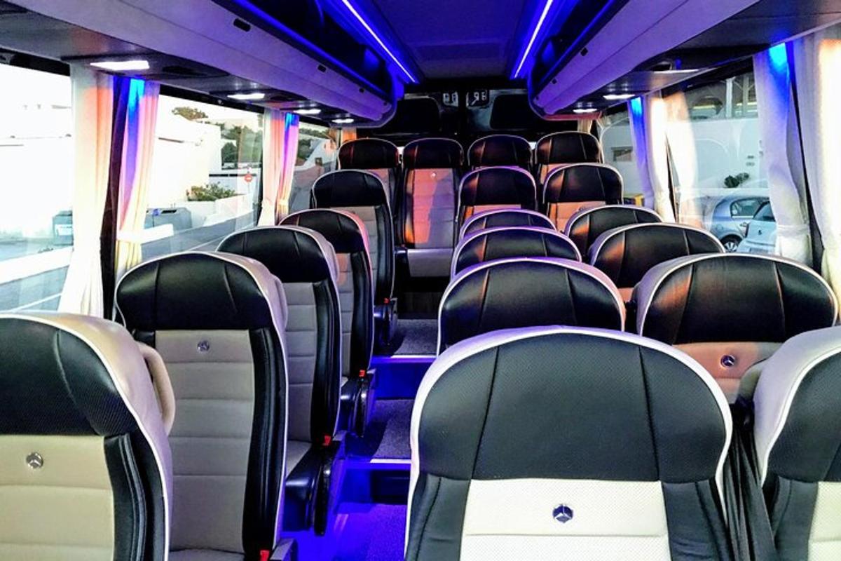 prázdný autobus s volnými sedadly v autobuse
