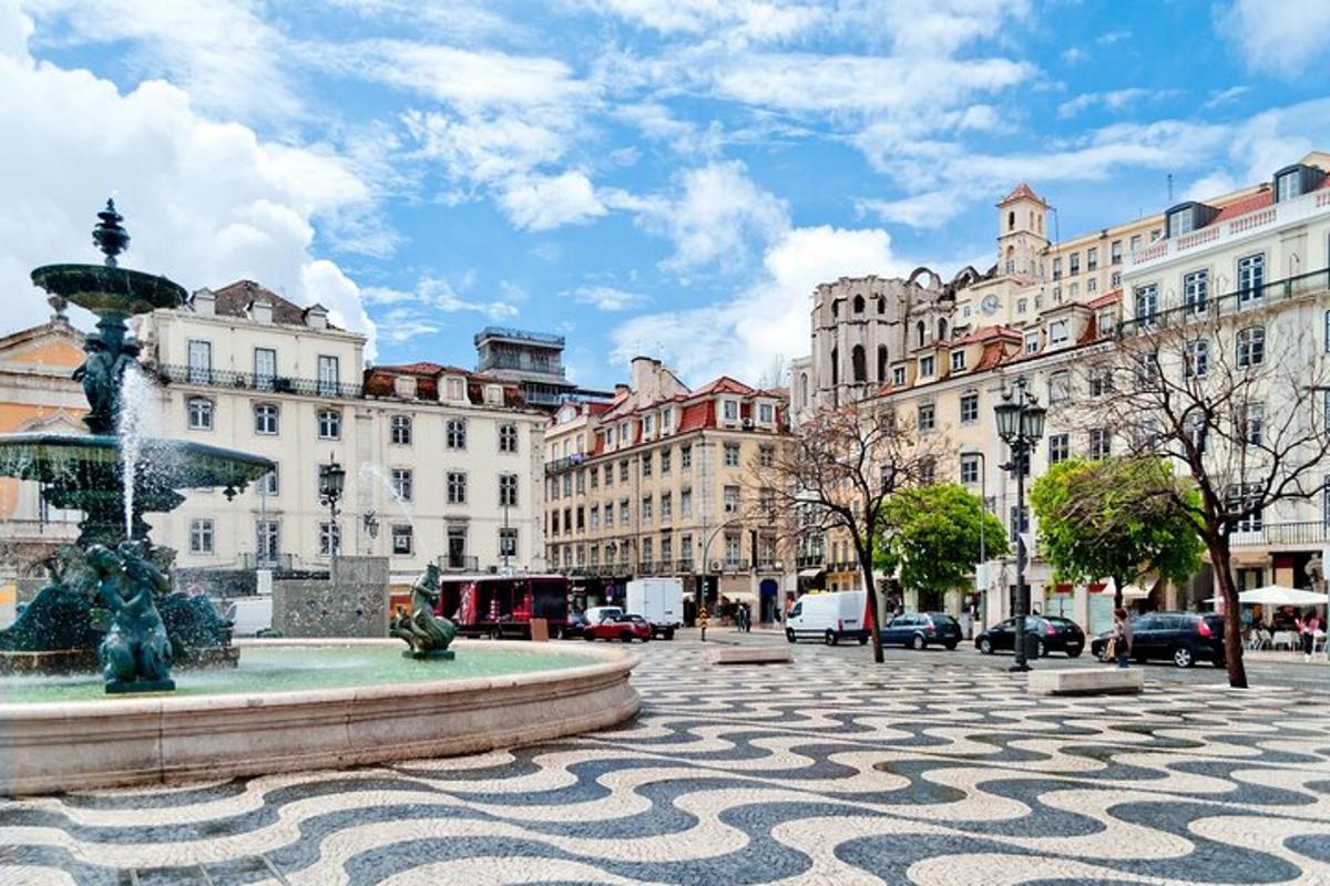 una fuente en medio de una ciudad con edificios