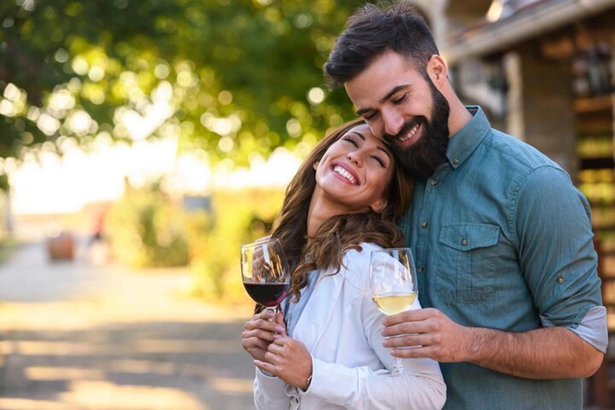 un bărbat și o femeie ținând pahare de vin