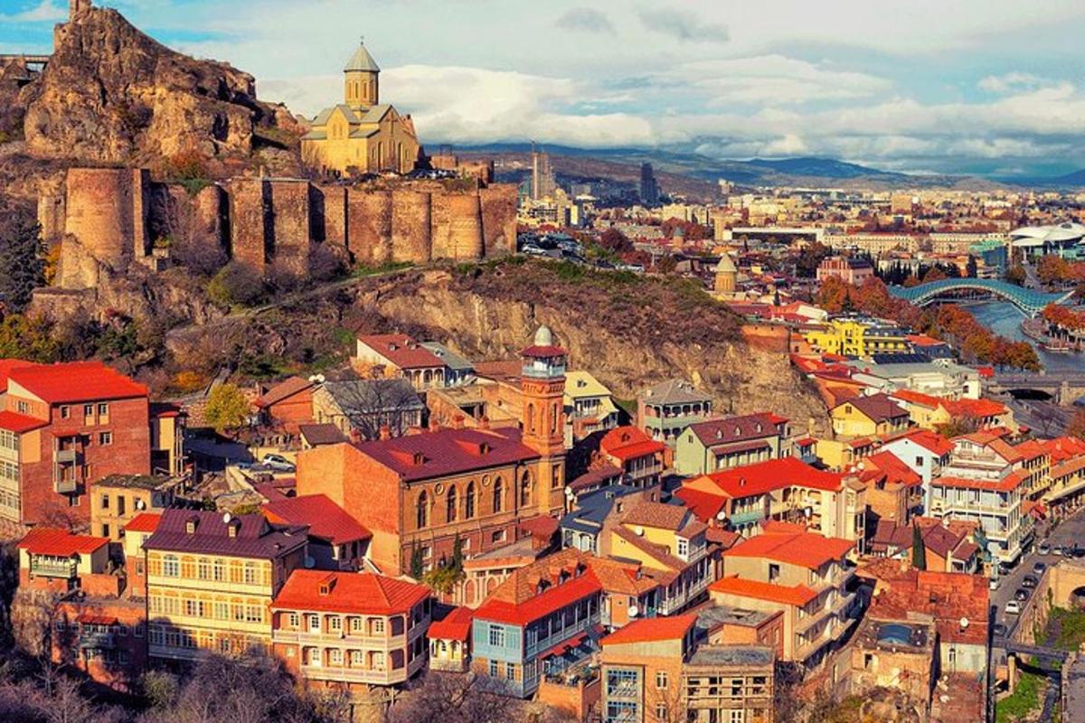 una vista aerea di una città con un castello