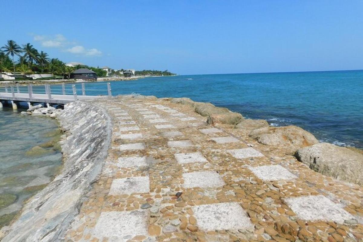ένα πέτρινο μονοπάτι που οδηγεί στο νερό δίπλα σε μια προβλήτα