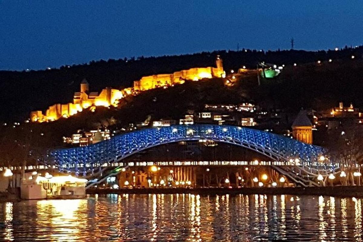 un ponte blu sull'acqua di notte