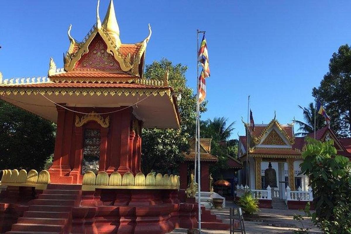 pagoda dengan bendera di hadapan bangunan