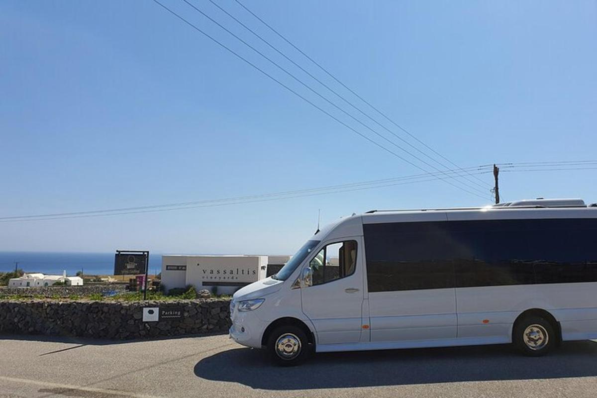 白いバンが駐車場に駐車されている