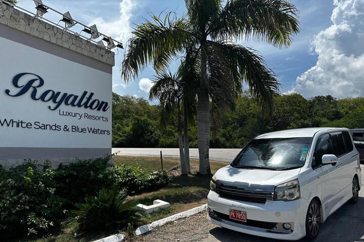 uma van branca estacionada em frente a um prédio