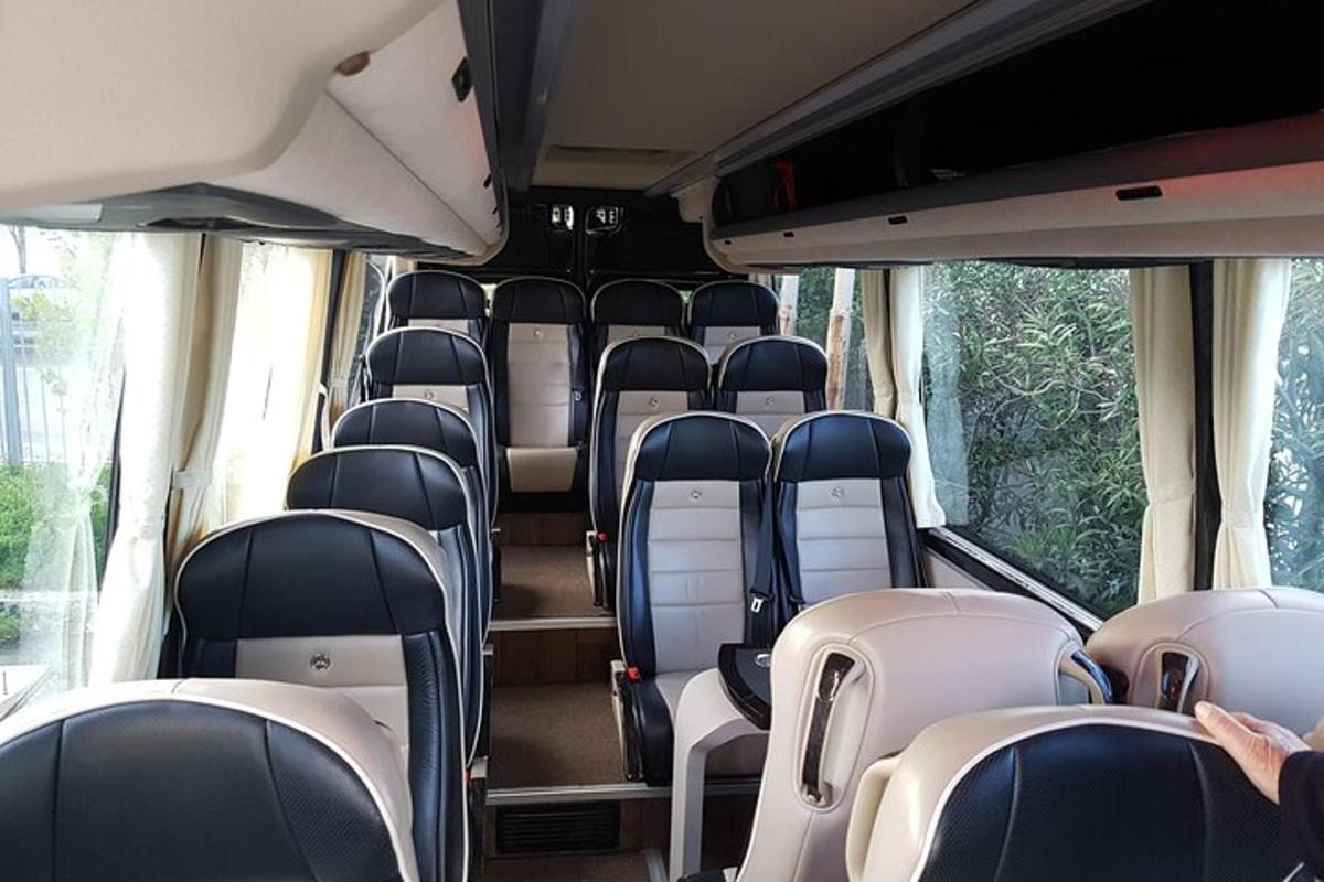 prazen avtobus s praznimi sedeži na avtobusu