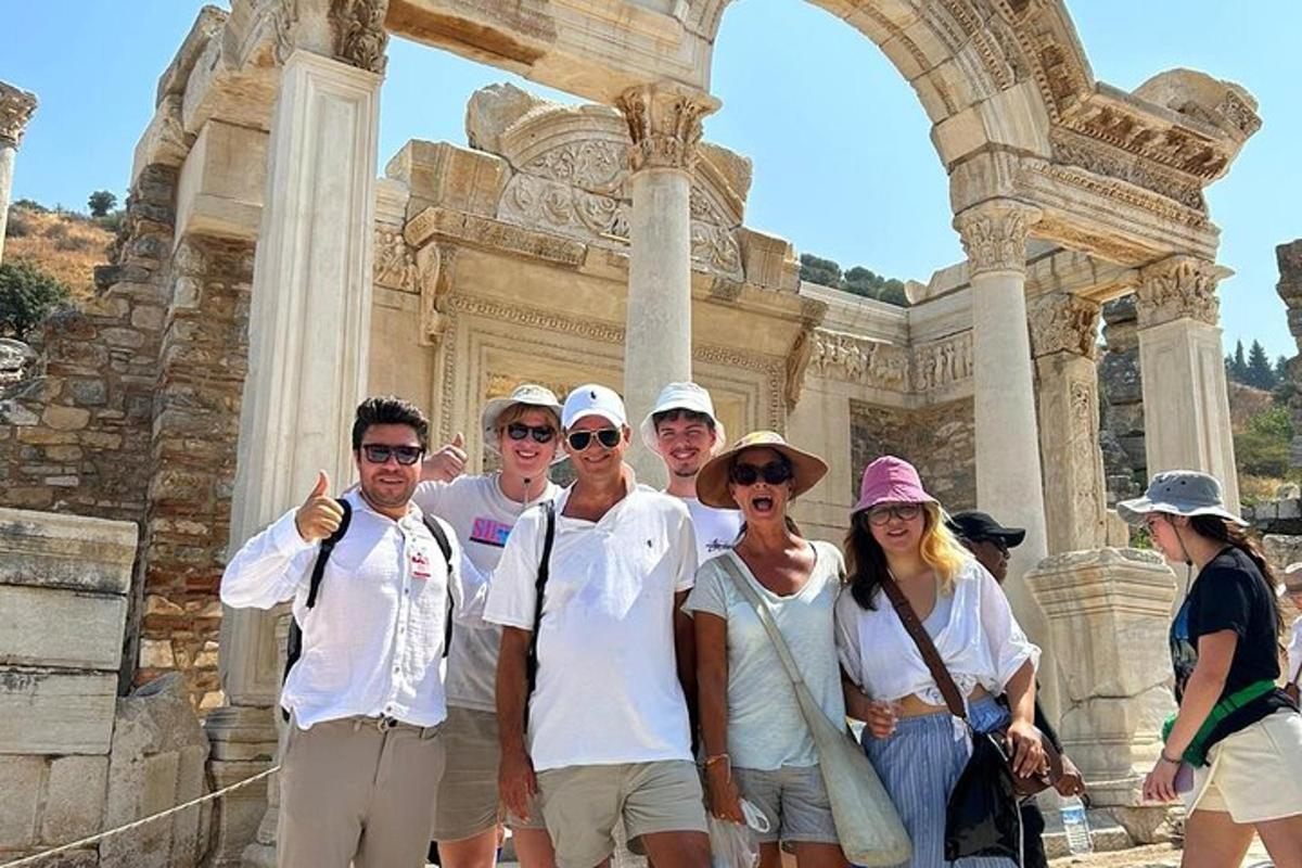 grupp inimesi poseerib hoone ees