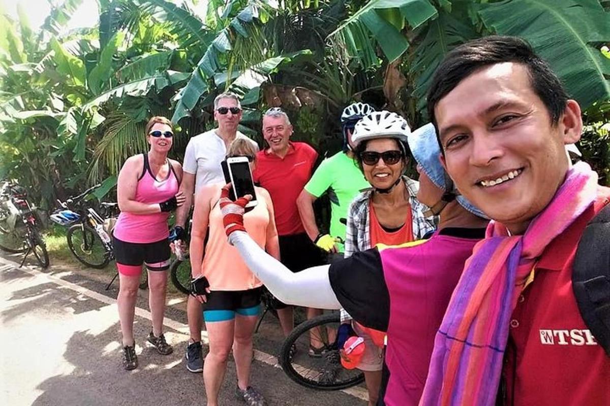 seorang lelaki mengambil gambar sekumpulan orang