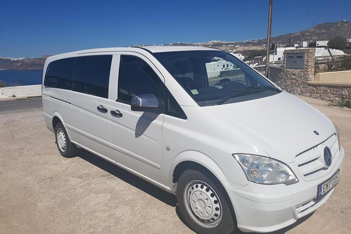 bel kombi parkiran na parkirišču