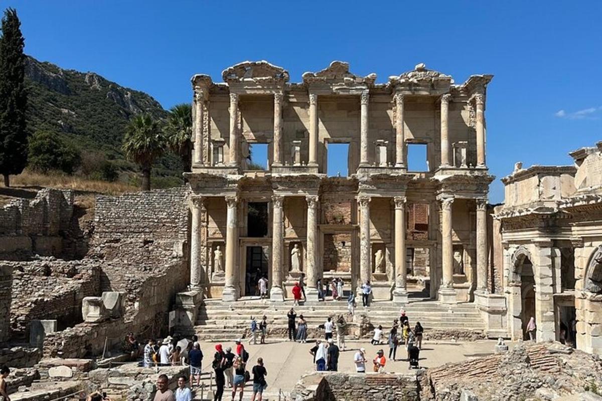 un grup de persones dempeus davant d'un edifici