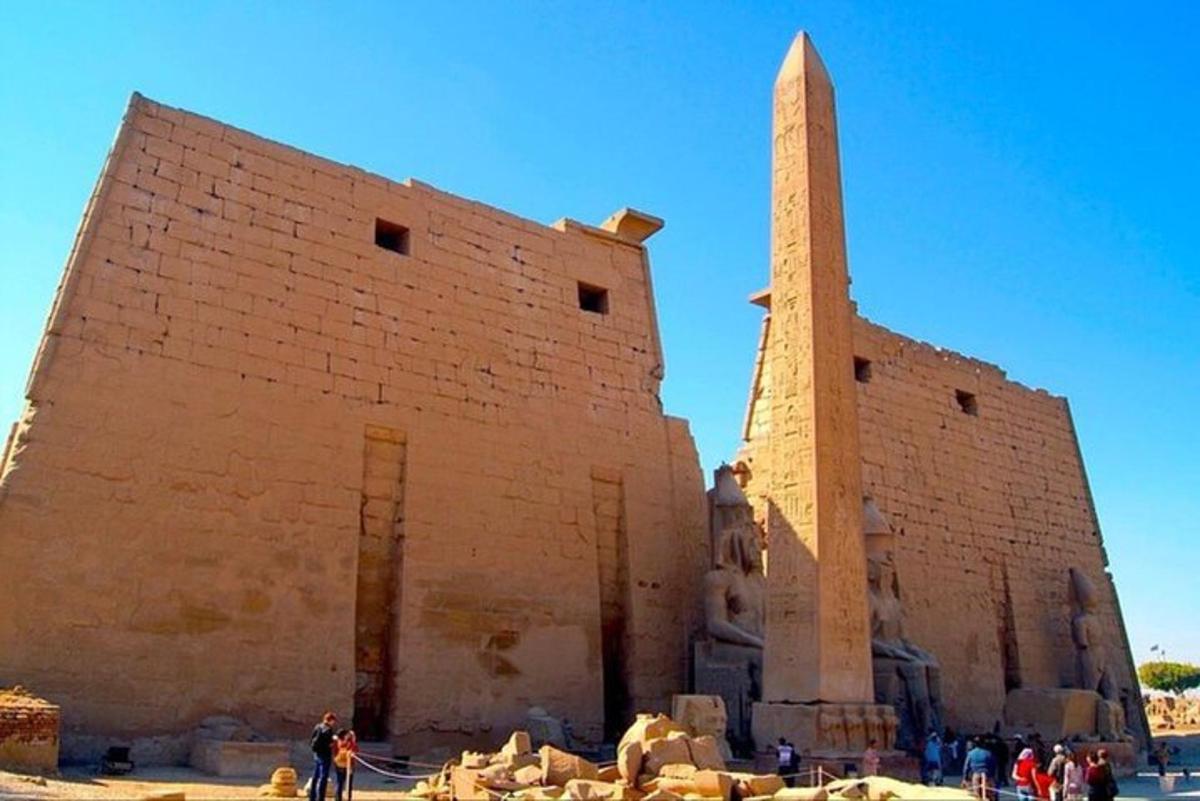 مبنى كبير يوجد أمامه برج طويل