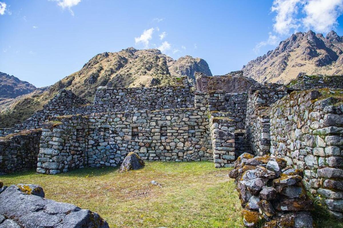 un vecchio edificio in pietra con una montagna sullo sfondo