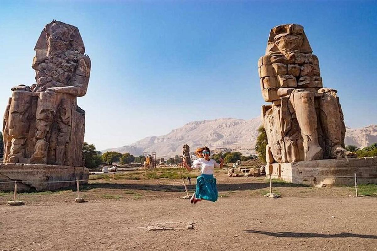 فتاة صغيرة تقف أمام تمثال