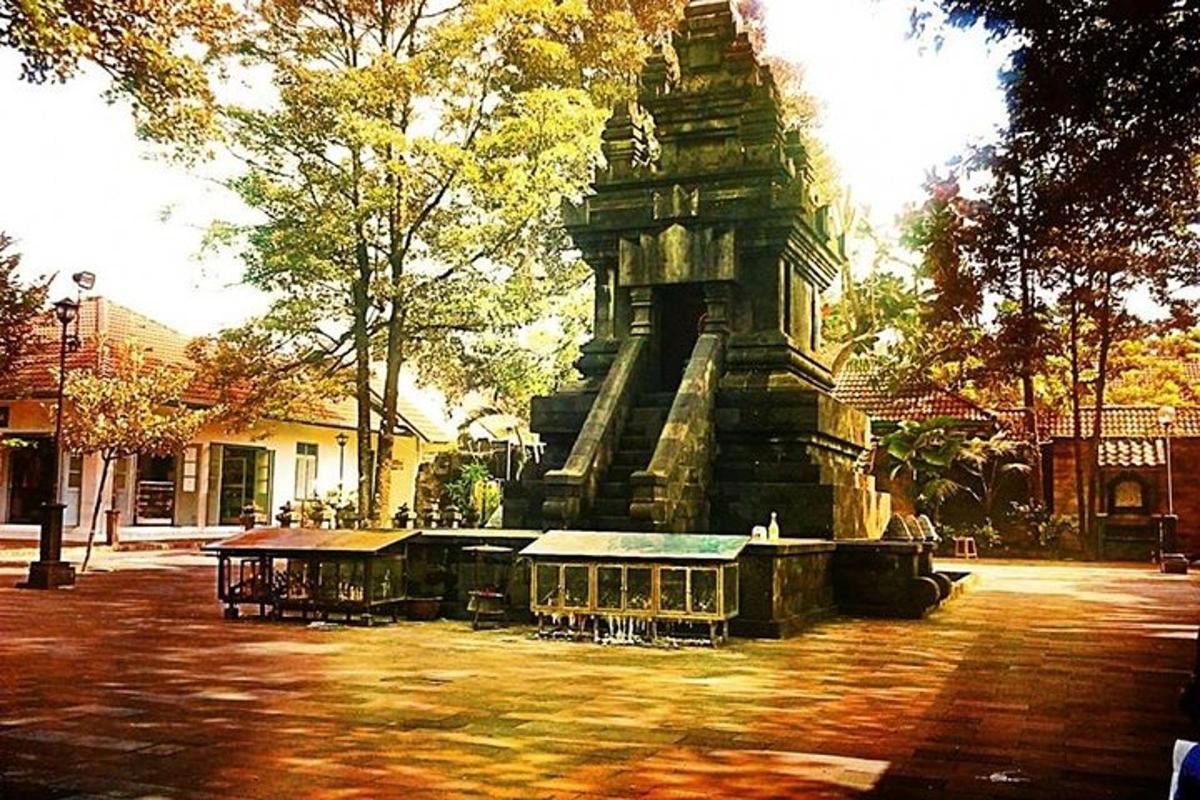 um edifício no meio de uma rua com uma torre