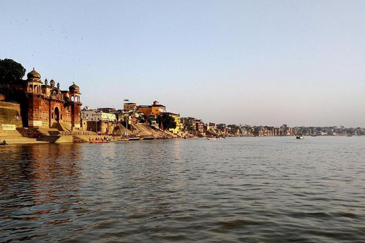 una vista di un grande specchio d'acqua con edifici