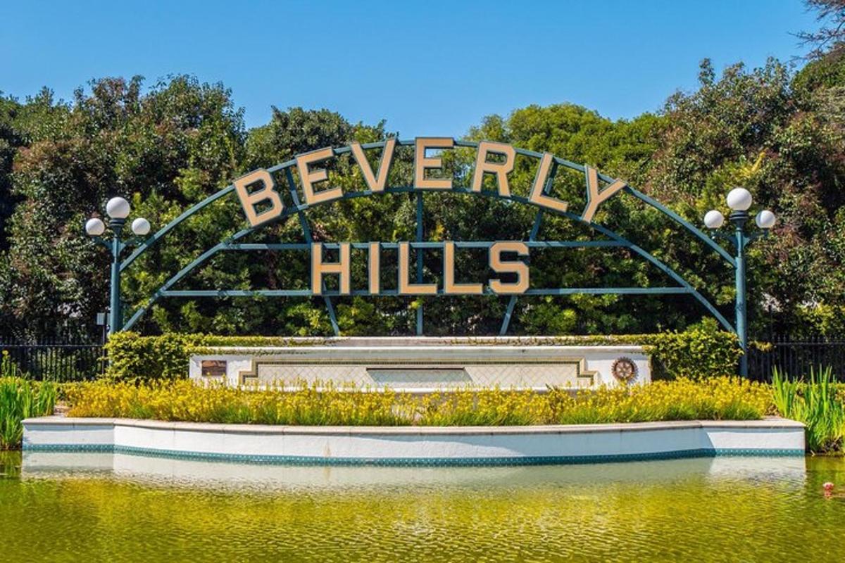un cartello per l'ingresso di Beverly Hills