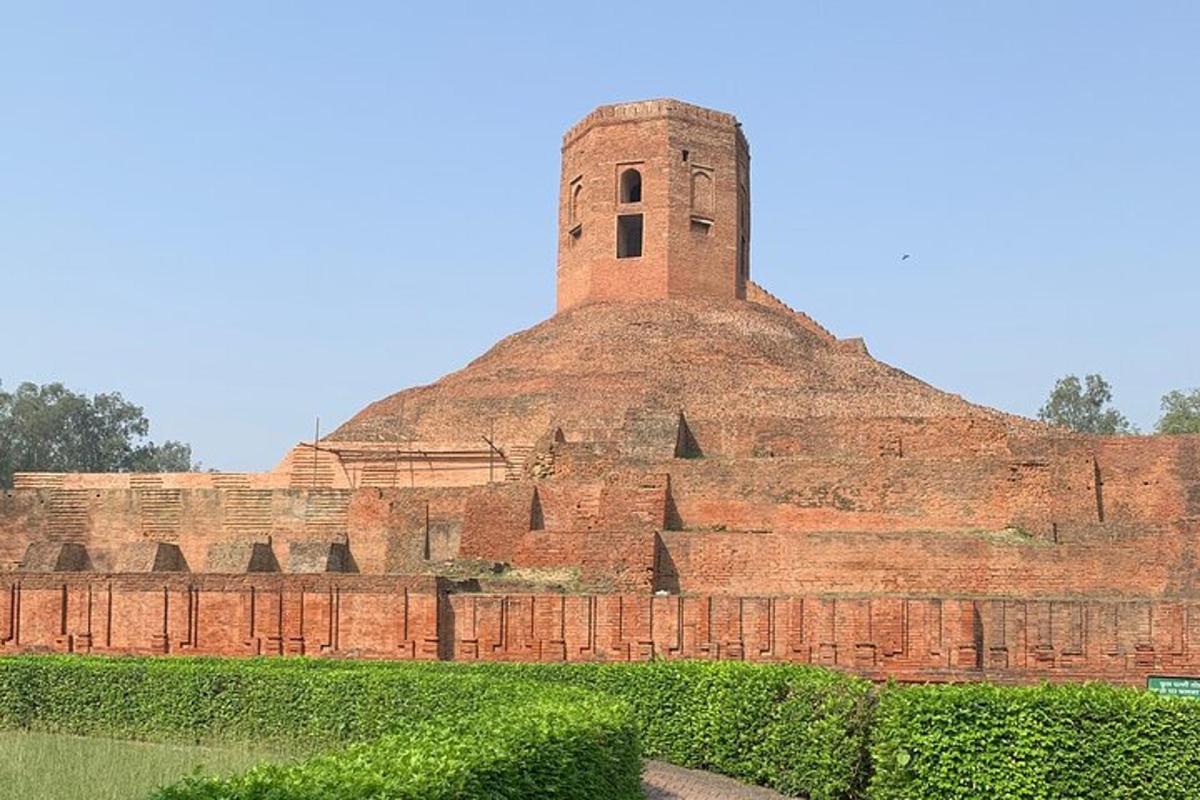 um grande edifício de tijolos com uma torre no topo