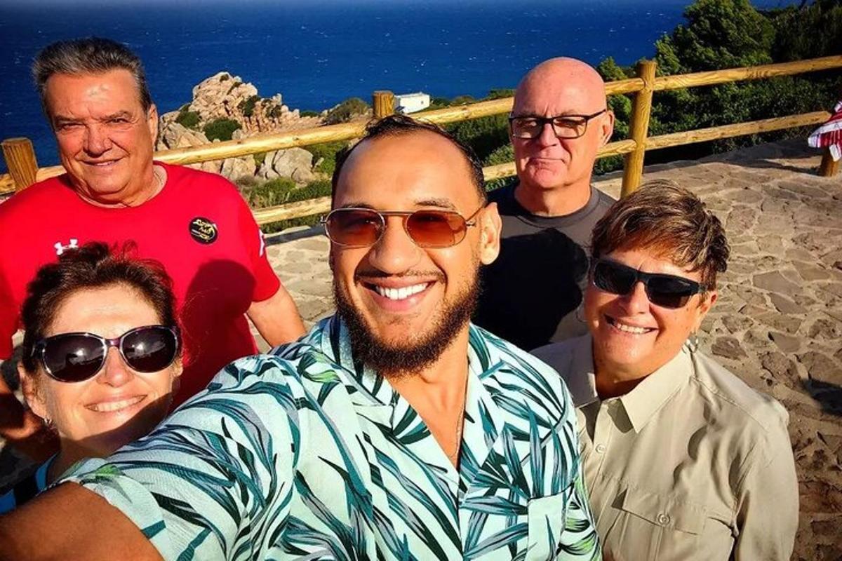 um grupo de pessoas posando para uma foto