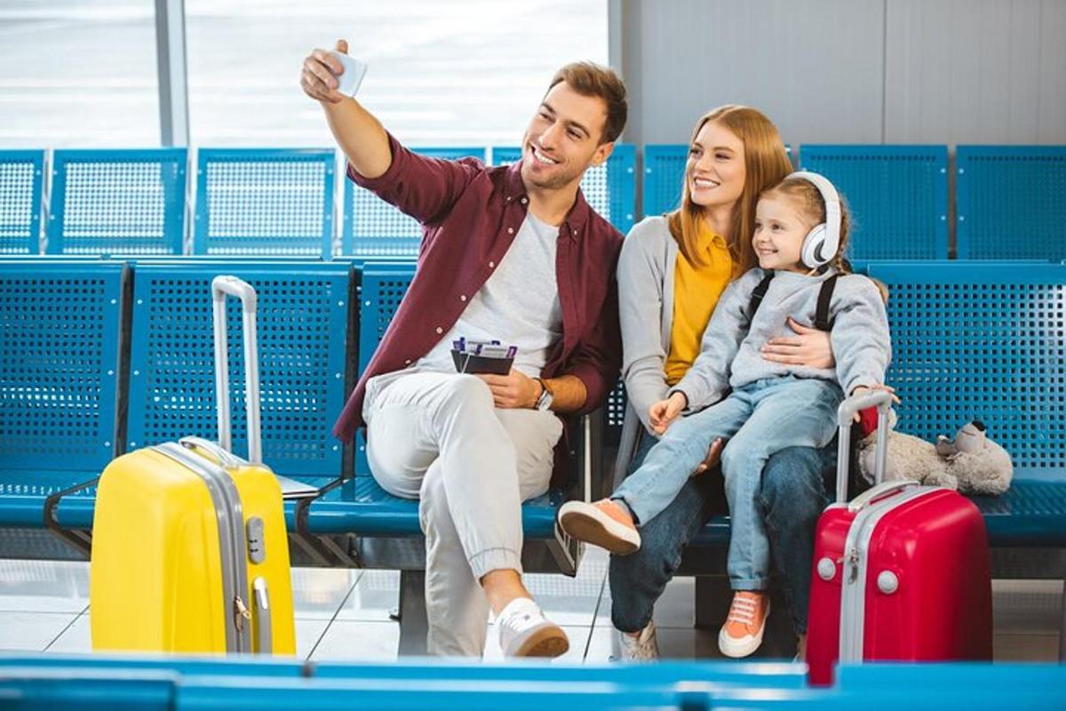một người đàn ông và một người phụ nữ đang ngồi ở sân bay với một bé gái
