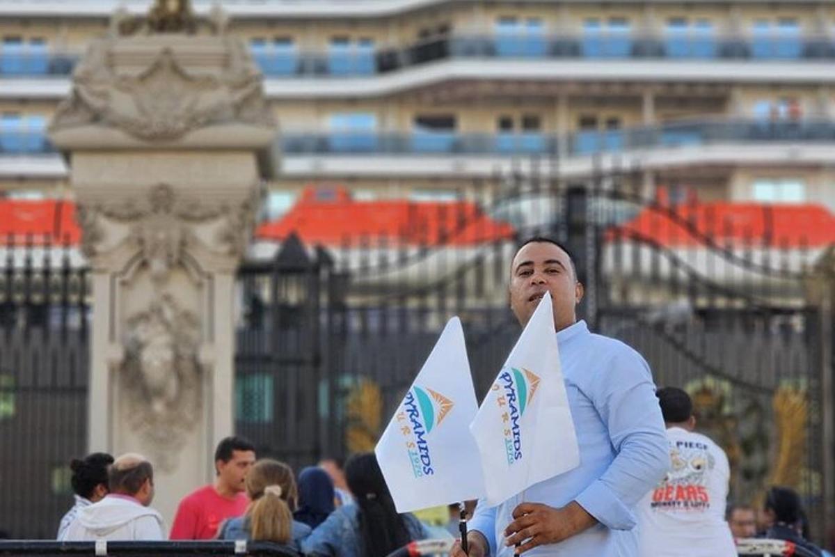 muž kouří cigaretu a drží dvě bílé vlajky