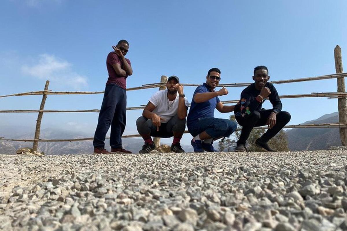 un grup d'homes drets al costat d'una tanca