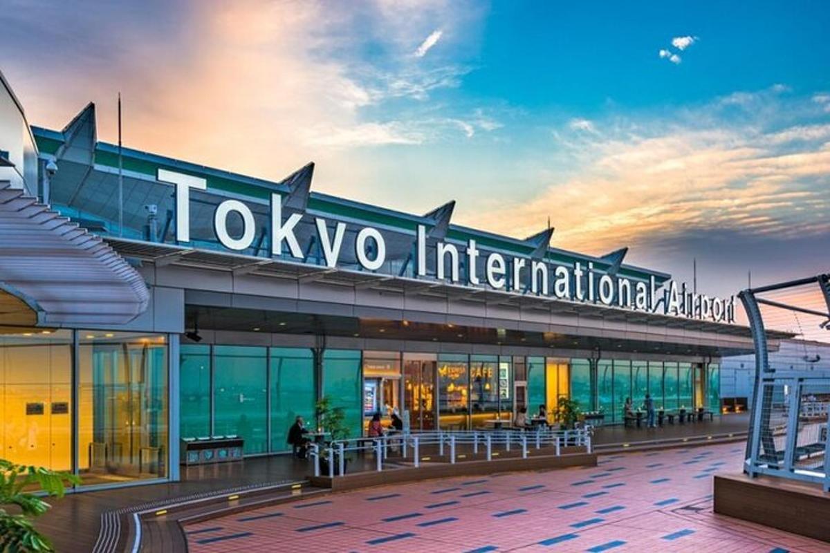 papan tanda antarabangsa tokyo di atas bangunan