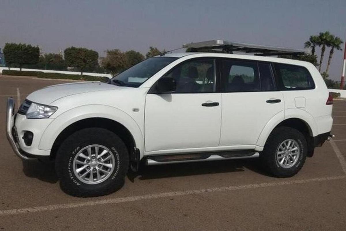 駐車場に駐車された白いSUV