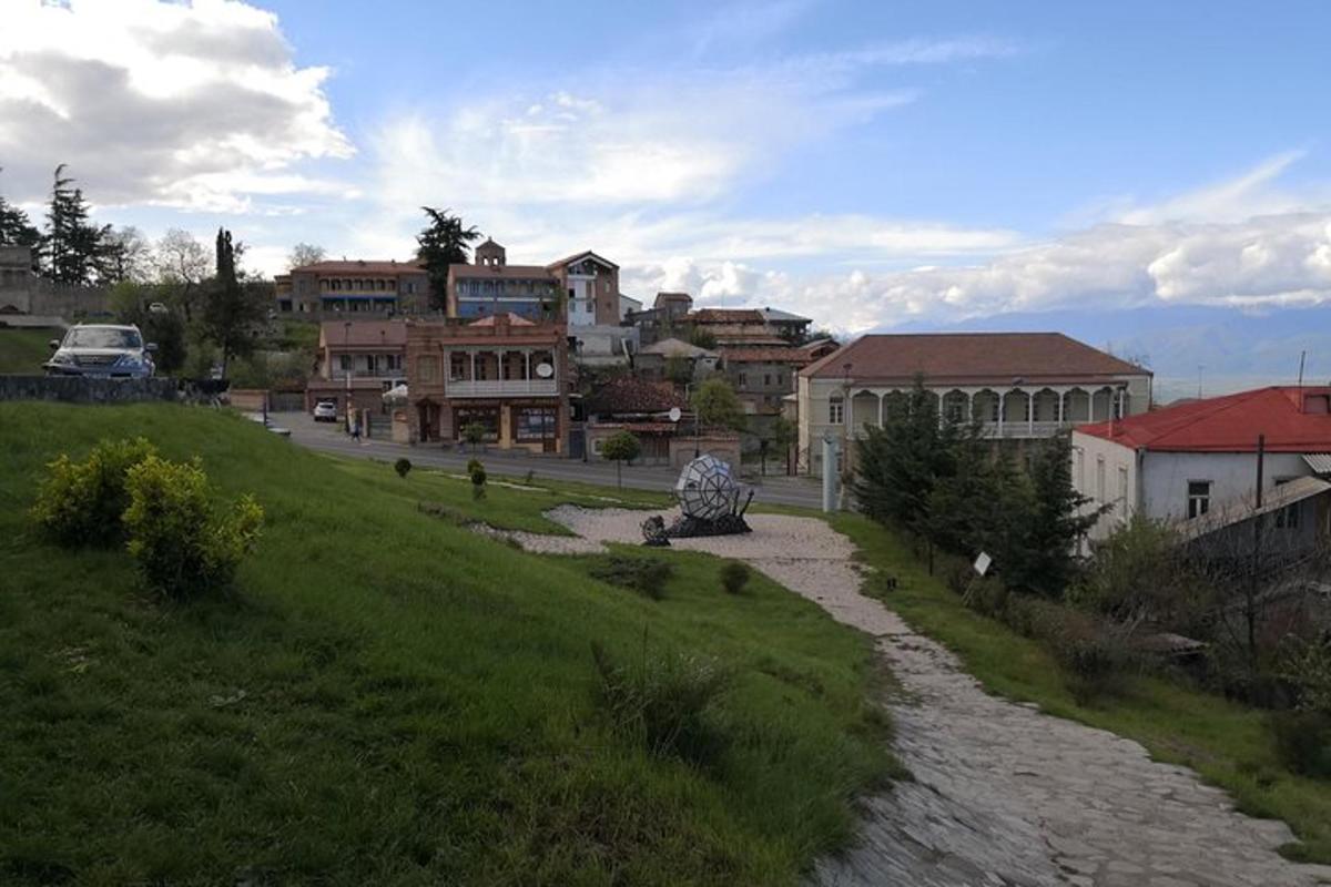 una città con edifici e un fiume in primo piano