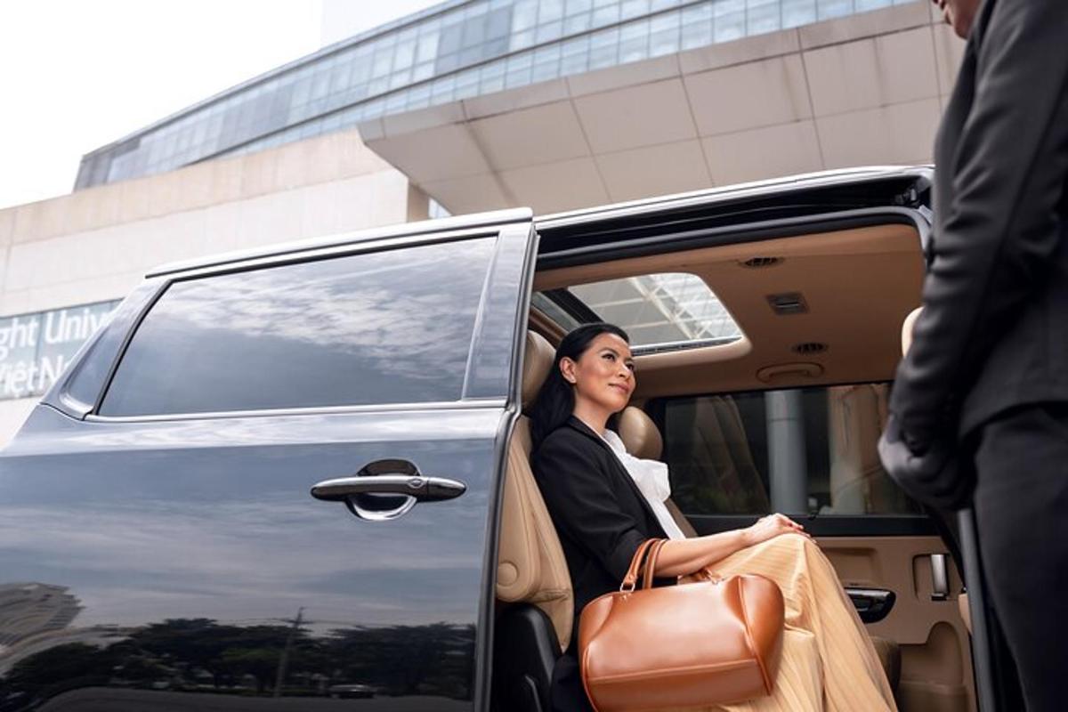 seorang wanita duduk di belakang kereta