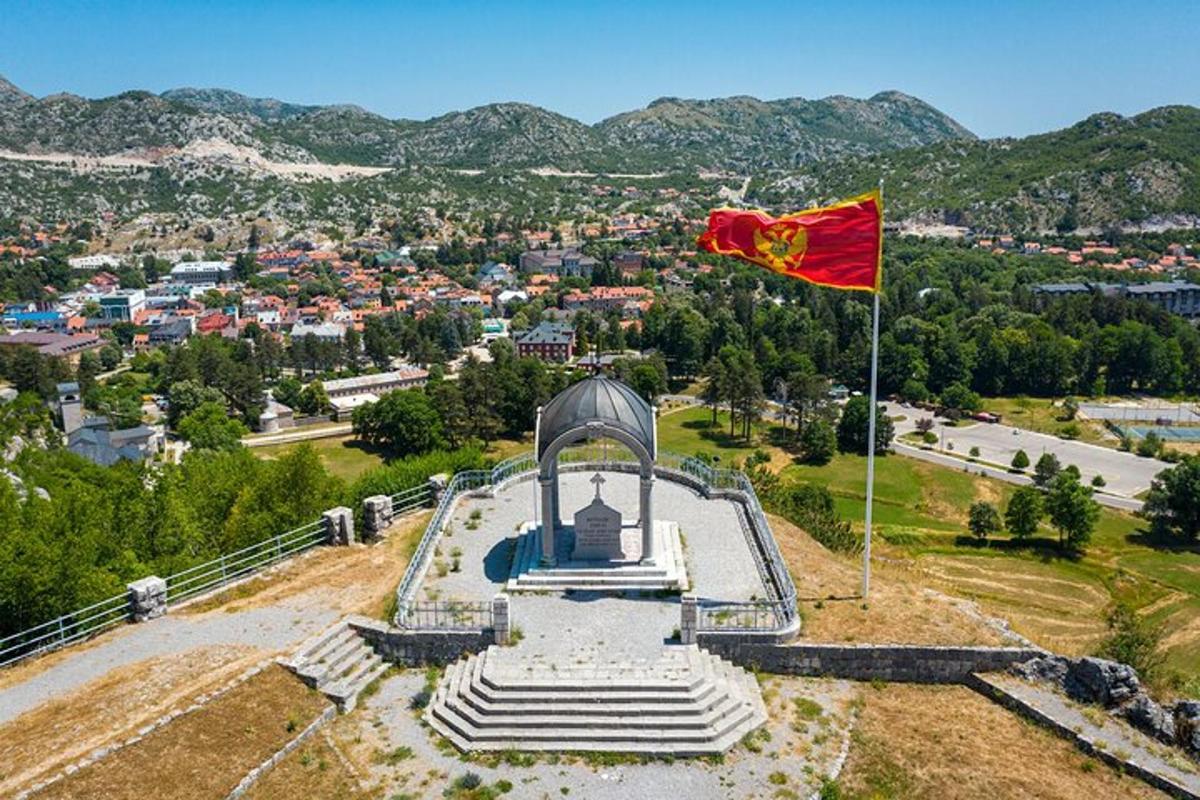 μια σημαία στην κορυφή ενός μνημείου με μια πόλη