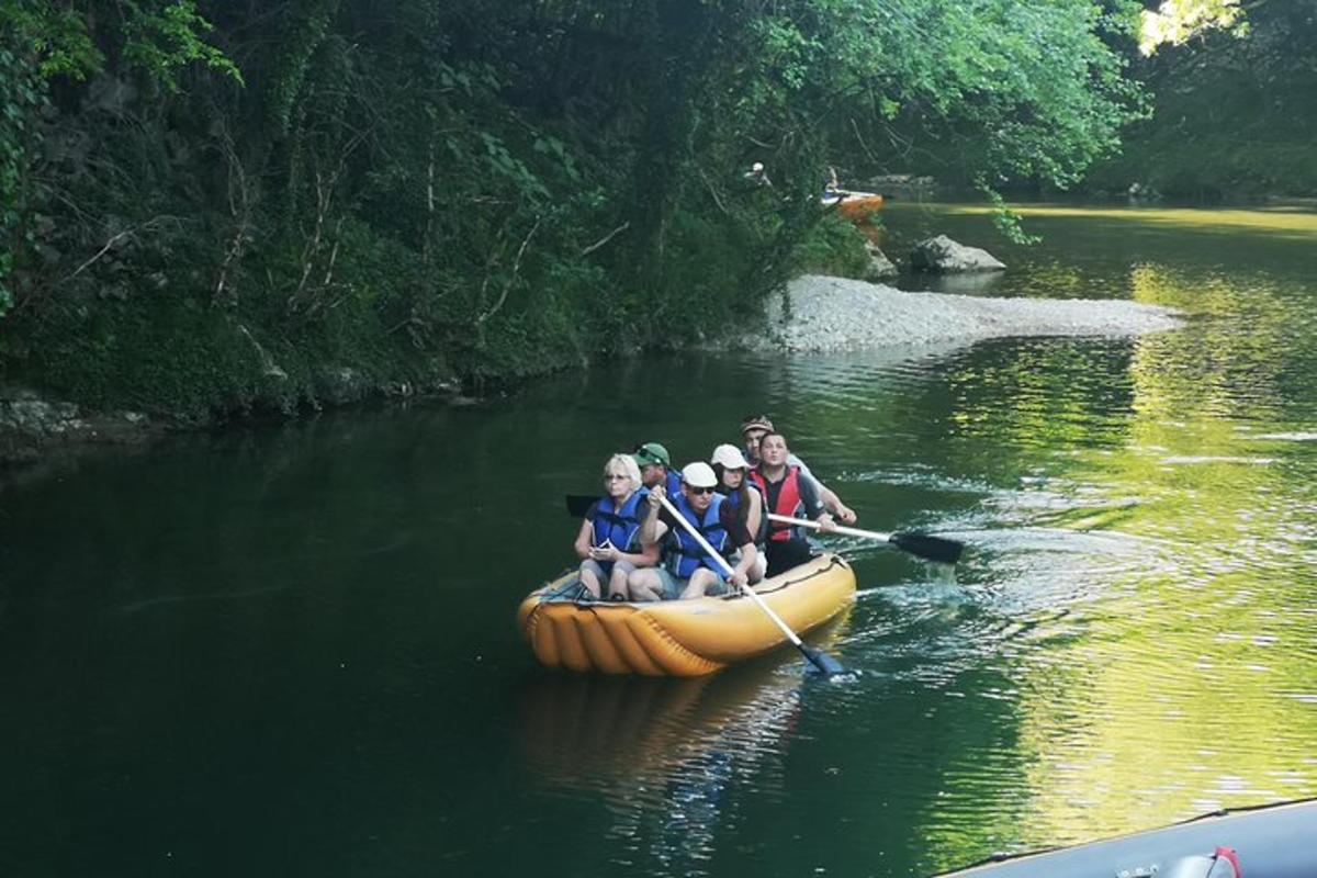un grup de persones en una bassa en un riu