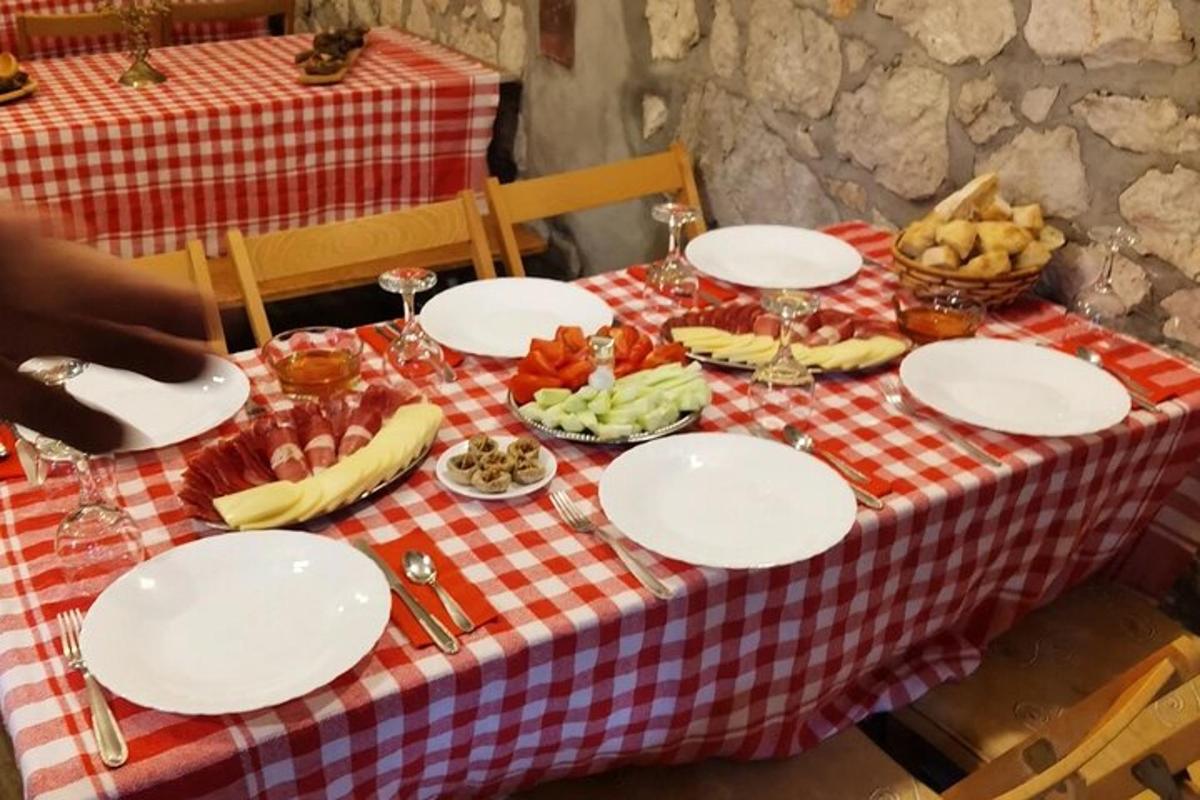 ein rot-weißer Tisch mit Tellern und Essen darauf