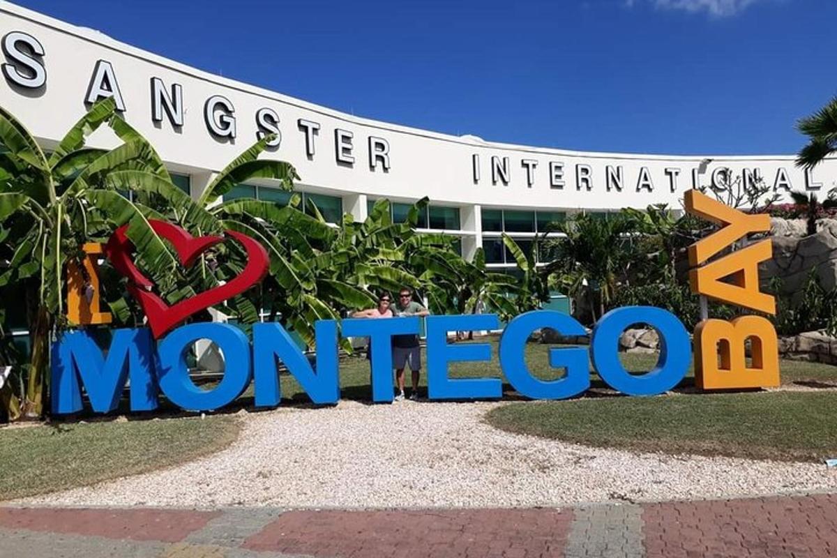 Un cartel para la entrada al hospital de monos Montessori.