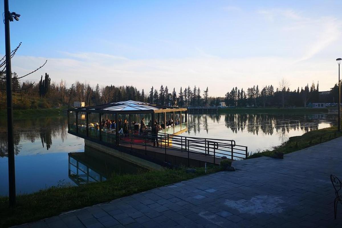 un vaixell amb gent a sobre en un llac