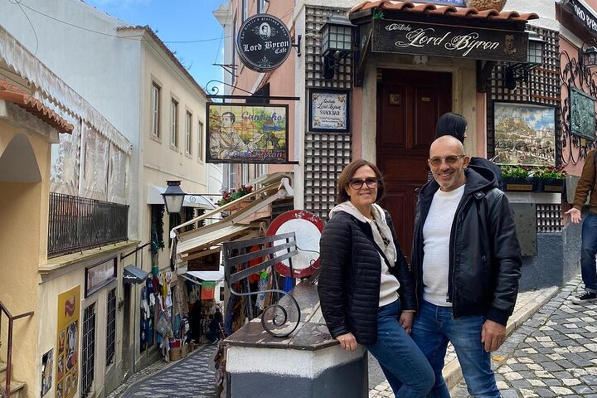 ένας άντρας και μια γυναίκα που στέκονται σε έναν δρόμο