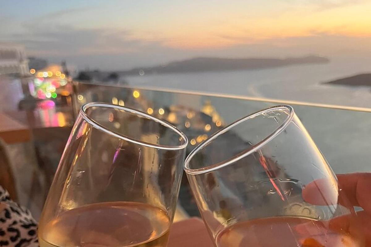 dva kozarca vina na mizi